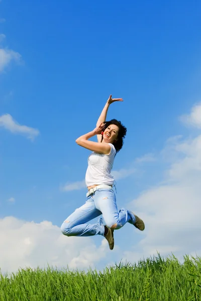 Ευτυχισμένη νεαρή γυναίκα πηδάει. — Φωτογραφία Αρχείου