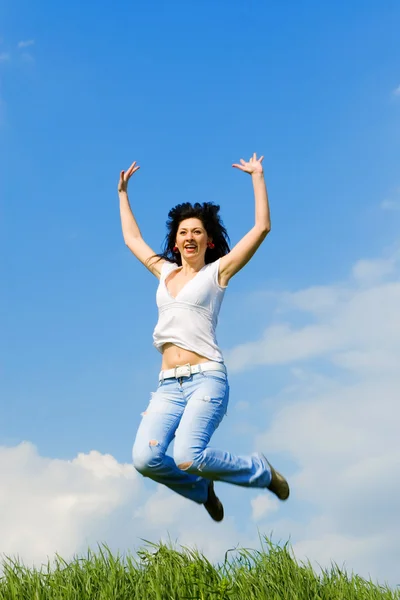 Feliz joven mujer está saltando — Foto de Stock