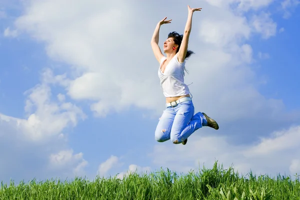 Jovem feliz está pulando — Fotografia de Stock