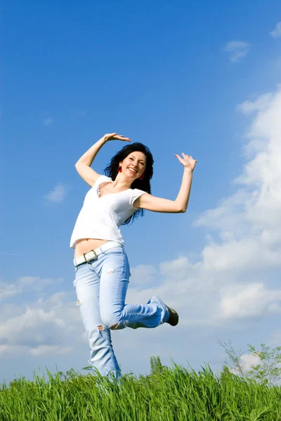 Ganska ung kvinna hoppar — Stockfoto