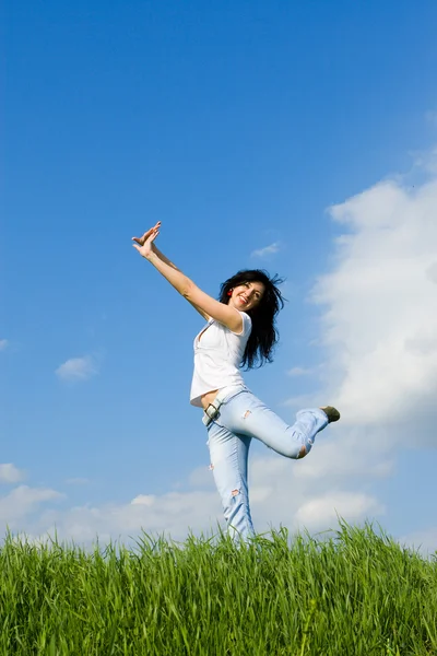 Espressiva giovane donna sta saltando — Foto Stock
