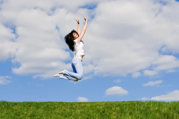 Експресивна молода жінка стрибає — стокове фото