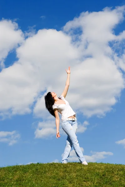 Joyeux jeune femme rêve de voler sur les vents — Photo