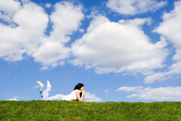 सुंदर महिला ग्रीन घास पर आराम — स्टॉक फ़ोटो, इमेज