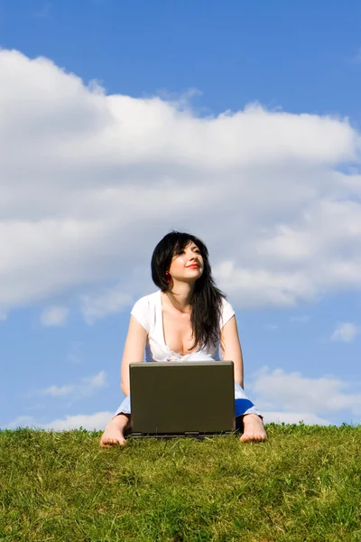 緑の芝生の上のラップトップできれいな女性 — ストック写真
