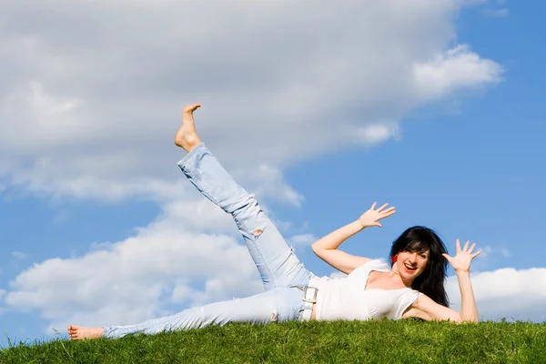 Bella donna riposo sull'erba verde — Foto Stock