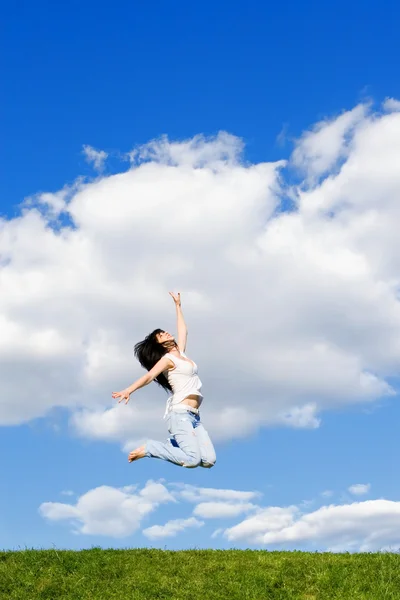 Hübsche junge Frau springt — Stockfoto