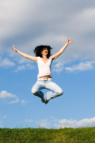 かなり若い女性をジャンプします。 — ストック写真