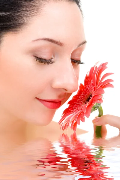 Mladá žena s aromatickými květ — Stock fotografie