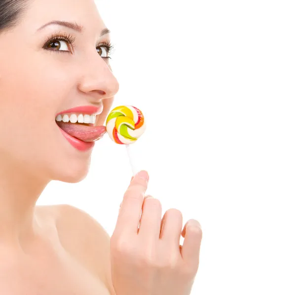 Красивая женщина лижет конфеты — стоковое фото