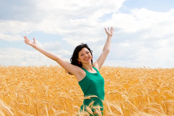Mujer feliz en trigo dorado —  Fotos de Stock