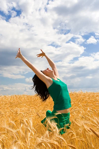 快乐的女人跳在金黄小麦 — 图库照片