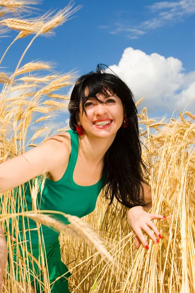 Mujer feliz en trigo dorado — Foto de Stock