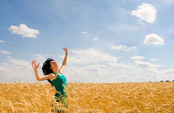 Šťastná žena, skákání v pšenice golden — Stock fotografie