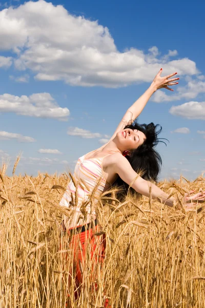 Hezká žena v pšenice golden — Stock fotografie