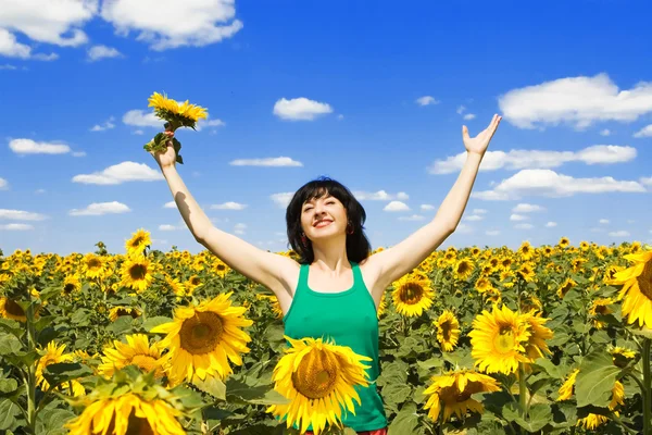 Glückliche Frau im Feld der Sonnenblumen — Stockfoto