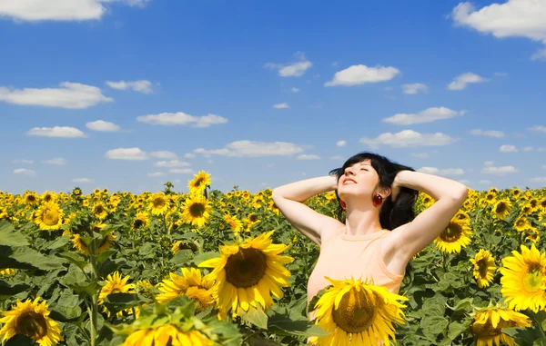 Happy woman in the field of sunflowers — Stock Photo, Image