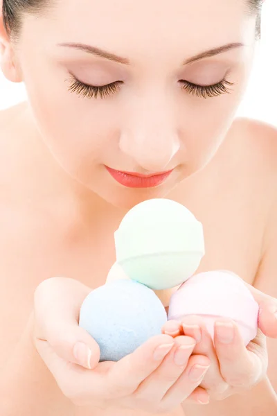 Mujer joven con bolas aromáticas para spa —  Fotos de Stock