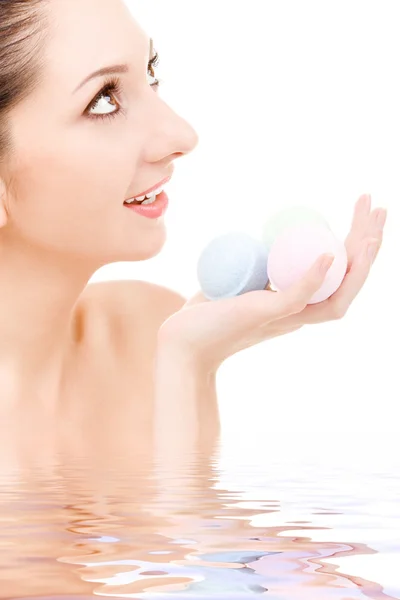 Giovane donna con palle aromatiche per spa — Foto Stock