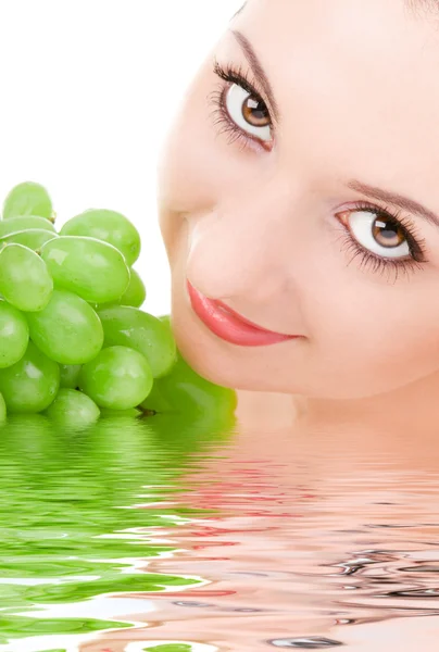 Güzel kadın ile yeşil üzüm — Stok fotoğraf