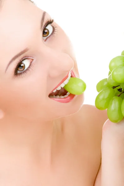 Красивая женщина с зеленым виноградом — стоковое фото