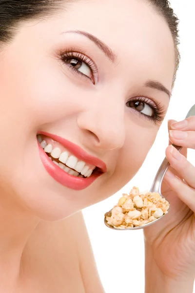 Junge Frau isst Müsli isoliert auf weißem Hintergrund — Stockfoto