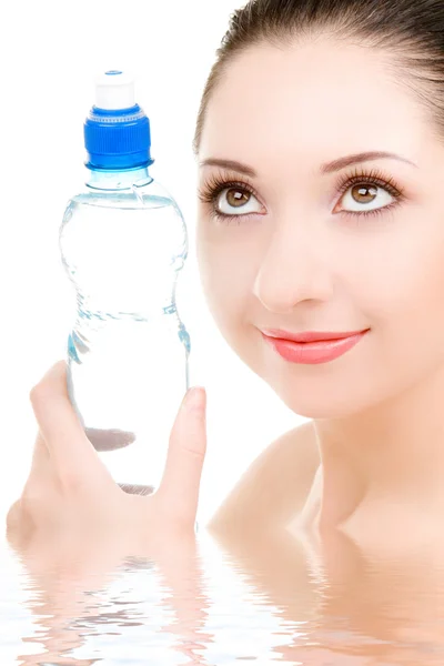 漂亮的女人带着一瓶清洁的水 — 图库照片