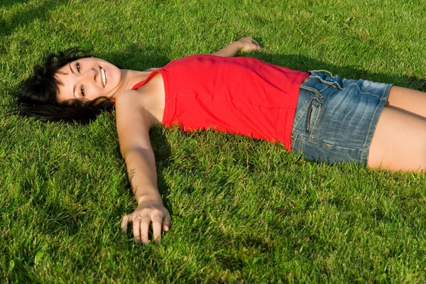 Милая женщина отдыхает на траве — стоковое фото