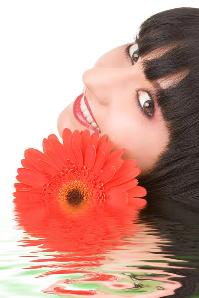 Νεαρή γυναίκα με το κόκκινο λουλούδι — 图库照片