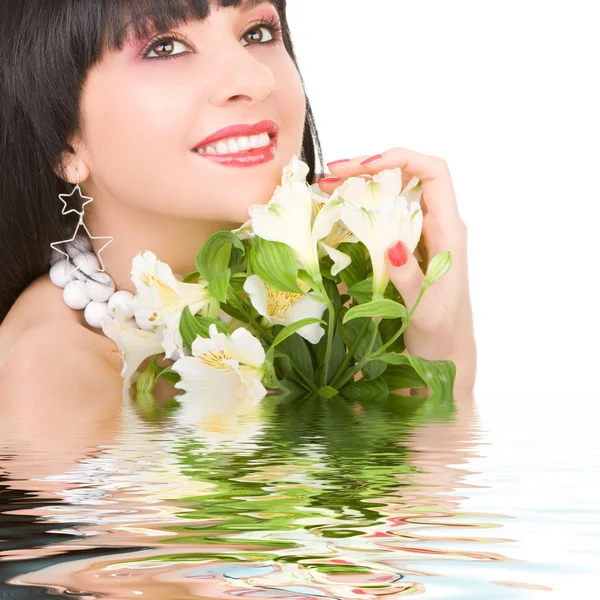 Mujer joven con flor — Foto de Stock