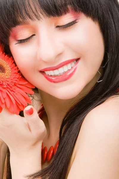 Молода жінка з червоною квіткою — стокове фото
