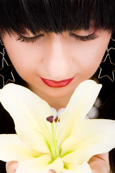 ユリの花を持つ若いきれいな女性 — ストック写真