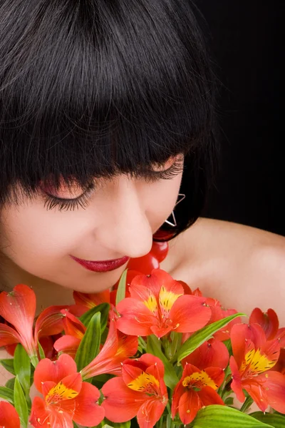 Молодая женщина с цветами — стоковое фото