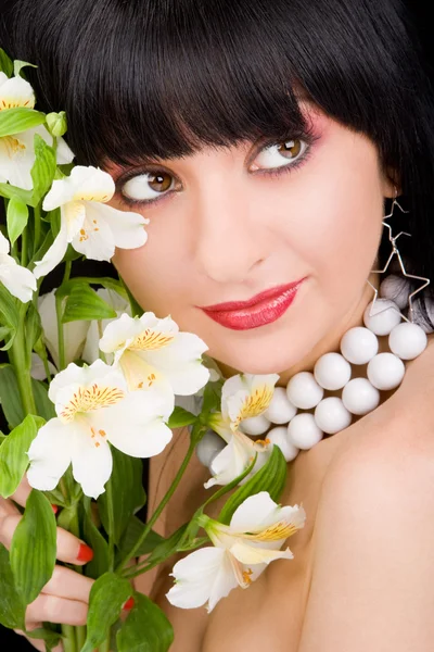 Retrato de mujer bonita con flores — Foto de Stock