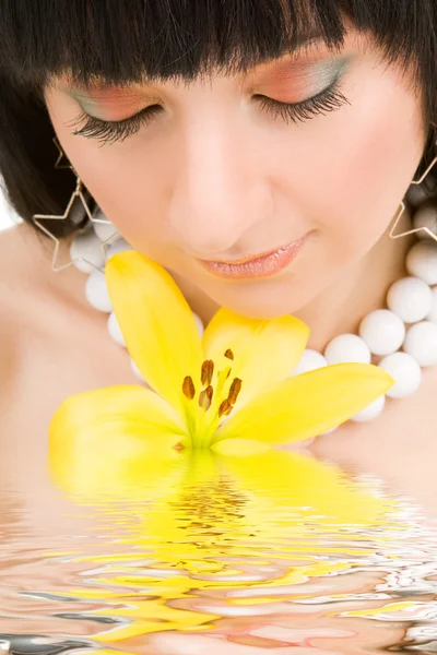 Junge Frau mit Lilienblüte — Stockfoto