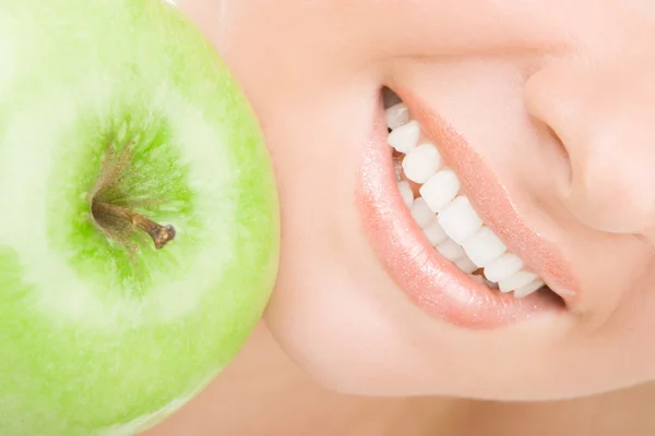 Dentes saudáveis e maçã verde — Fotografia de Stock