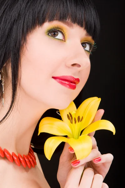 Jeune femme avec fleur — Photo