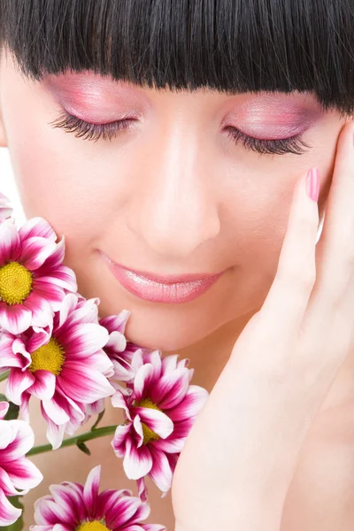 Jonge vrouw met roze bloemen — Stockfoto