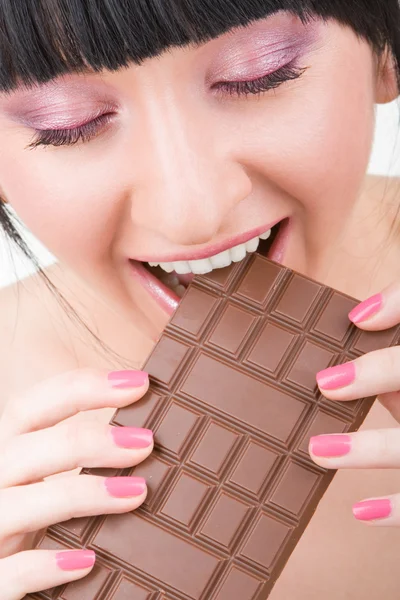 Skönhet kvinna äta choklad — Stockfoto
