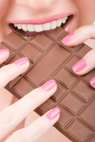 Веселая женщина ест шоколад — стоковое фото