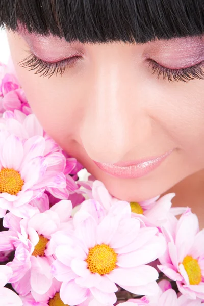 花と素敵なブルネット — ストック写真