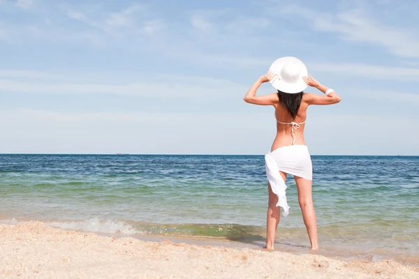 Kobieta moda młody na plaży — Zdjęcie stockowe