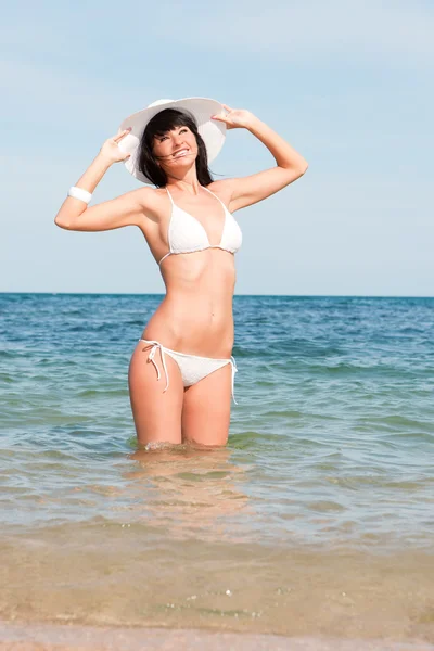 Jeune femme de mode sur la plage — Photo