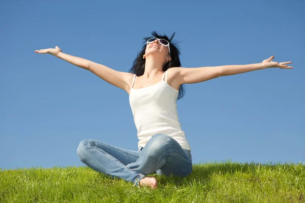 Mutlu genç kadın hayalleri rüzgarları üzerinde uçmak için — Stok fotoğraf