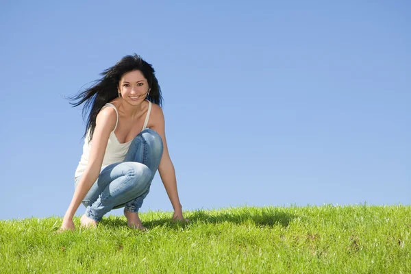 Šťastná mladá žena odpočinku na zelené trávě — Stock fotografie