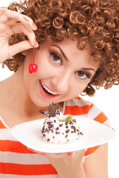 Femme amusante manger le gâteau sur le fond blanc — Photo