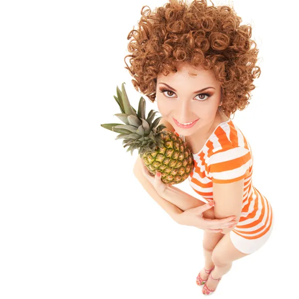Mulher divertida com abacaxi no fundo branco — Fotografia de Stock