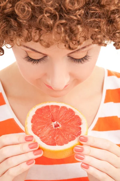 Krásná žena s pomerančem na bílém pozadí — Stock fotografie