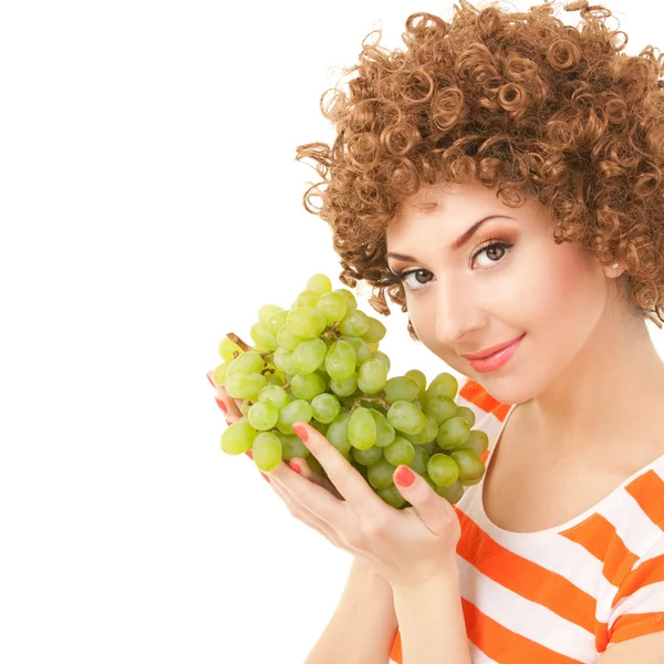 Mujer bonita con uva en el fondo blanco — Foto de Stock