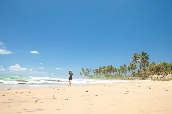 Modekvinna på stranden — Stockfoto